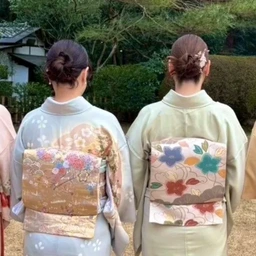 M. and a friend in light blue and light green houmongi, seen from behind